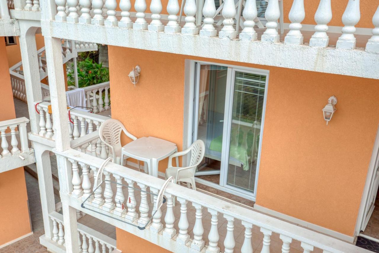 Apartmani Bronhi Sutomore Exteriör bild